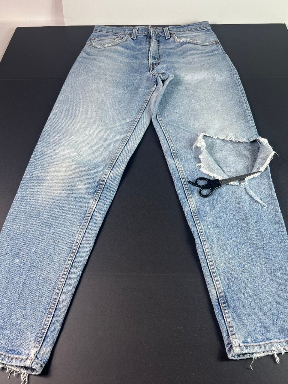 VTG 90s Levi's Jean Men 31x30* 550 Relaxed Tapered Blue Thrashed Denim Tag 31x32